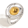 Anello orbita planetaria bicolore in acciaio inossidabile placcato oro 18K su sfondo bianco - US 6 / Stile Anello Grande e Piccolo / Orbitale Planetario / Due colori