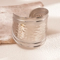 Dettaglio di un ampio bracciale argento con trama martellata e bordi con perline - Argento (Bracciale-Argento)