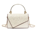 Borsa bianca con patta glitterata argento, manico tondo dorato e tracolla a catena - Bianco