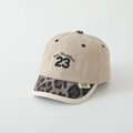 Detailansicht der Cord-Baseballkappe mit Leopardenmuster am Schirm und 23 Stickerei - Nummer 23 / Khaki
