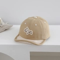 Dettaglio cappellino neonato con visiera morbida e toppa con ricamo pony cartone animato - 48-50cm (1-2 anni) / Cachi