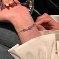 Elegante pulsera de perlas de plata con dije cilíndrico brillante y cadena fina para mujer - Camiseta de Cilindro Minimalista con Circonita