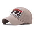 Dettaglio del ricamo New York su cappello da baseball in cotone kaki in stile vintage - Regolabile / Cachi (NEW YORK)