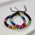 Makro-Detail von Boho-Armbändern mit bunten Heishi-Perlen und barocken Naturelementen - Schwarz & Buntes Set - Ohne Perle