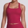 Gros plan sur le haut de sport dos nageur rose avec tissu élastique et décolleté carré - Carmin