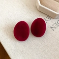 Gros plan de boucles d'oreilles ovales bordeaux texture velours dorées sur tissu beige - 55# Clous Ovales Velours Bourgogne (925 Sterling Silver Earring Post)