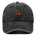Détail de la broderie cerise sur casquette de baseball en denim noir délavé vintage - Noir