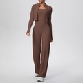 Dettaglio del set yoga 3 pezzi marrone cioccolato con giacca a zip e pantaloni larghi - S / Marrone castagna