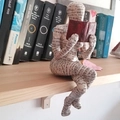 Lesende Frau Skulptur im Zellstoff-Stil mit hebräischem Text auf dem Bücherregal - Lesende Frau 04