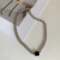 Detailopname van dikke zilveren schakelketting met een strakke zwarte vierkante hanger - Zilveren Ketting (C3318)