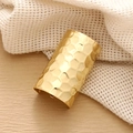 Minimalistisches breites goldenes Armband mit gehämmerter Wabenstruktur - Goldene Haarschnalle / Gold