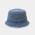 Detailansicht der ausgefransten Kanten eines blauen Denim-Anglerhuts mit Vintage-Waschung - M (56-58cm) / Dunkelblau