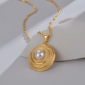 Collar de acero de titanio con colgante de perla en espiral sobre fondo gris minimalista - Dorado