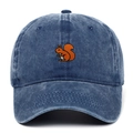 Nahaufnahme der blauen gewaschenen Baumwollkappe mit orangefarbener Eichhörnchen-Stickerei - Verstellbar / Marineblau