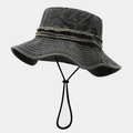 Dettaglio cappello pescatore in denim grigio scuro con bordi sfrangiati e occhielli in metallo - Nero