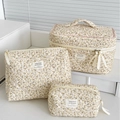 Set aus drei gesteppten cremefarbenen Cord-Kosmetiktaschen mit Blumenmuster in versch. Größen - Kosmetiktasche / All-over Gelbes Blumen-Cord