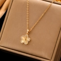 Elegante goldene Halskette mit Blumenanhänger, Sonnenstrahl-Muster und Kristallen - KC Gold Blume 12157