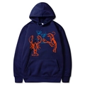 Dunkelblauer Hoodie mit Martini-Hummer-Print und praktischer Kängurutasche vorne - S / Marineblau