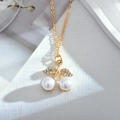 Elegante colgante de cereza con perlas blancas y hoja brillante en acabado dorado - Dorado