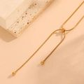 Detalle de collar de cadena de serpiente dorada ajustable con cuenta deslizante - Collar de Cordón Cruzado (C604) / Dorado