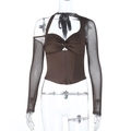 Dettaglio top marrone scuro con spalle scoperte, maniche in rete e vita a corsetto - S / Marrone