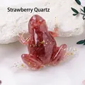 Froschfigur aus Erdbeerquarz und Harz mit Goldfolie als dekorative Handwerkskunst - Erdbeerquarz