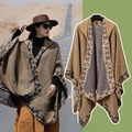 Châle à capuche en maille ethnique marron avec pompons pour tenues de voyage d'hiver - Couleur 35