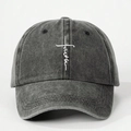 Dettaglio del ricamo a croce 'faith' bianco sul cappello in cotone lavato grigio scuro - Nero