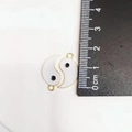 Primer plano de dijes Tai Chi Yin Yang blancos con bordes dorados junto a una regla - Oro Blanco Lazo Único 10*16mm