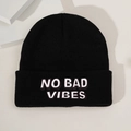 Gros plan de la broderie NO BAD VIBES sur un bonnet en tricot noir avec texture détaillée - Taille unique / Noir