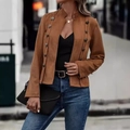 Schicke braune Wildlederjacke mit zweireihigen Metallknöpfen und Slim-Fit-Design - S / Oberteile / Dunkelbeige