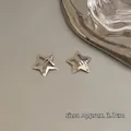 Dettaglio di fermagli per capelli a stella d'argento su un vassoio di metallo moderno - Argento Metallico - Stella / 1 pezzo