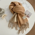 Sciarpa double face in cashmere beige e cammello con frange su tavolo bianco - 200cm / Beige Albicocca