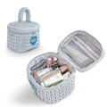 Silberne gesteppte Herzkosmetiktasche mit Netzfächern und elastischen Pinselschlitzen - Silberne Trommeltasche mit blauem Herz