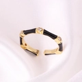 Detail eines Goldbambusrings mit schwarzer Emaille und drei klaren Zirkoniasteinen - Einstellbar Offen / Schwarz