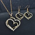 Goldenes Herz-Schmuckset mit hohlem Anhänger und passenden Ohrringen mit Strasssteinen - Set / Gold