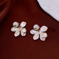 Detail van champagne goudkleurige vintage bloemoorbellen met parel op donkere stof - 21# Gouden Onregelmatige Parelbloem