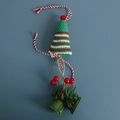 Handgehäkelter Weihnachtsbaum-Anhänger mit festlichen roten Glocken und Beeren-Dekor - Weihnachtsbaum Auto Anhänger