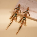 Dettaglio ravvicinato degli orecchini a forma di geco dorati con cristalli arancio e verdi - Perno per orecchini in argento - Caffè