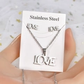 Dettaglio del set di gioielli in acciaio inossidabile con collana e orecchini LOVE - TT-168 Lettere LOVE