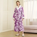 Peignoir épais en flanelle violette à fleurs avec bordure en peluche et ceinture nouée - M / Mauve Clair (Femme)