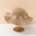 Détail d'un chapeau de paille beige avec fleurs en dentelle blanche et liseré de vigne - Adulte 55-58cm / Fleur de Vigne Kaki