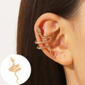 Minimalistische goldene Schlangenohrclip mit Schuppentextur und S-förmigem Design - KC Gold A-841