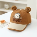 Dettaglio cappellino bimbo con orecchie da orso, ricamo SOME e motivo Hello con sorriso - 48-50cm(1-3 anni) / caffè