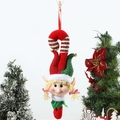 Dettaglio di un elfo di Natale con campanellino dorato e cappello a righe festive - Elfo Ragazza con Bastone