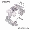 Dettaglio del bracciale a polsino floreale argento con fiore da 3,5cm e diametro 5,5cm - Stile a Fiore (HZ48054A0) / Argento