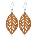 Détail de boucles d'oreilles en bois marron en forme de feuille avec des veines gravées - #15 Brun Nervure de Feuille Creux
