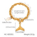 Detail van de gouden kettingarmband met zoetwaterparel en getextureerde vissenstaarthanger - Visstaart Parel Ketting Stijl (HC-B20351)