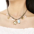 Dettaglio collana boho intrecciata blu con ciondoli a forma di tartaruga e conchiglia - Stile Tartaruga e Marina (KN297582-SXSJ)