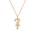 Collier de Noël doré avec pendentif cloche, gemme cœur rose et nœud sur fond blanc - Cloche de Noël Dorée